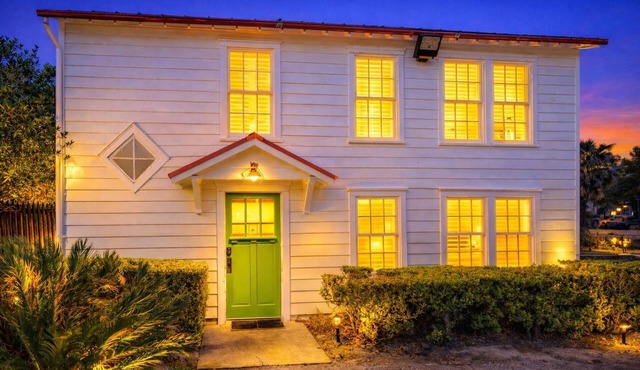 Downtown Beaufort! - Walk to shops and dining - Private cottage - Free parking included