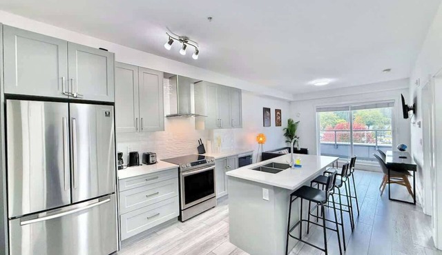 Downtown Condo near Vancouver Skytrain