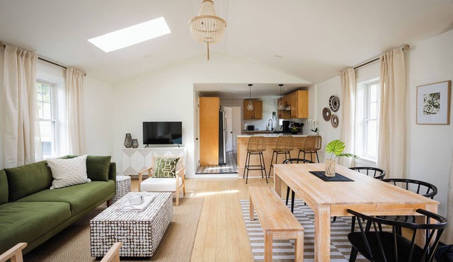 Downtown Hideaway - Sleeps 8 - Perfect for Groups