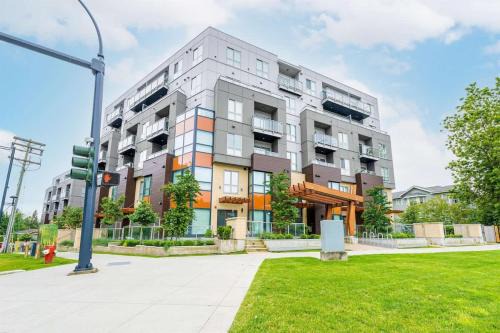 Downtown Townhouse Free Parking near SkyTrain