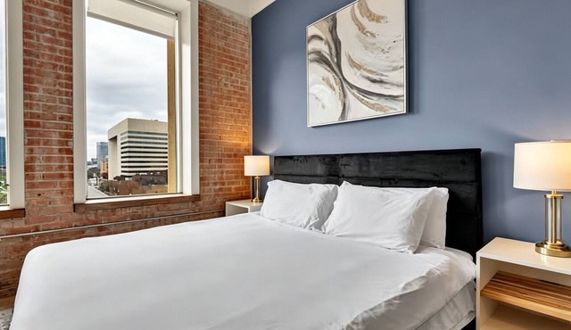 DT Dallas - King Beds - Free Valet - Walk to Conv Ctr - Gym - Pool
