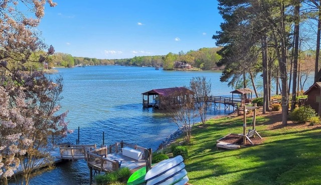 Edgewater Escape - Your ultimate lakefront retreat for unforgettable family fun and relaxation