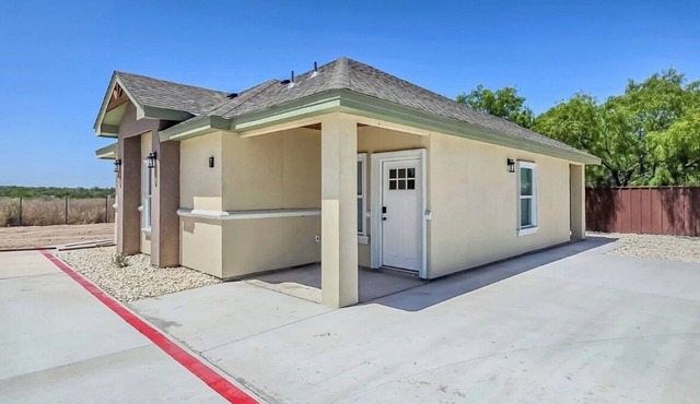 Enjoyable 2-bedroom house with AC 1min from Kickapoo Lucky Eagle Casino.
