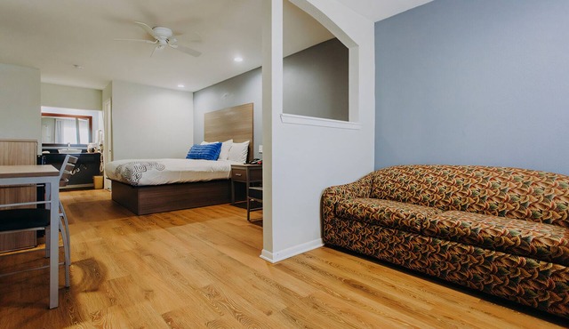 Executive King Room | Kemah Boardwalk Access | 10 Min to NASA Space Center