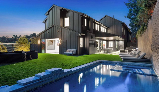 Expansive Coldwater Estate: 8 BR, Pool, Pickleball