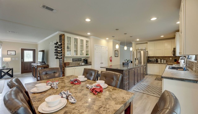 Family-friendly Rock Island Home 5 Mi to Splashway