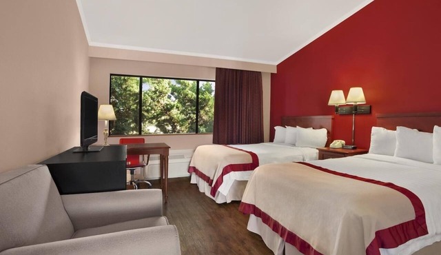 Family Getaway! Three Awesome Units, Pool, Hot Tub, Close to Attractions
