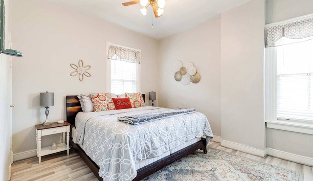 Fan District Gem | Walk to VCU | King Bed| Parking