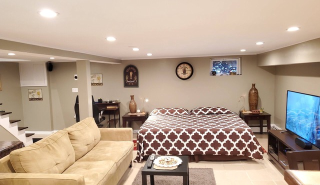 Fantastic STUDIO apartment - WALK to TRAIN - FREE PARKING