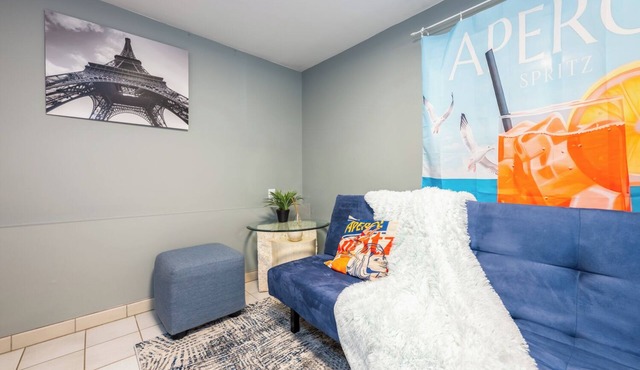 FIFA/10 mins to DownTown/Near skytrain/Free Parking