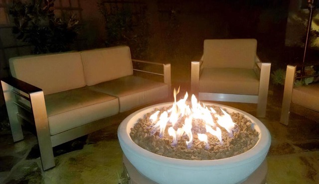 FIFA PRIME-Pvt Luxe Home! King Bed, Jacuzzi, Fire Pit, BBQ! Beautiful!