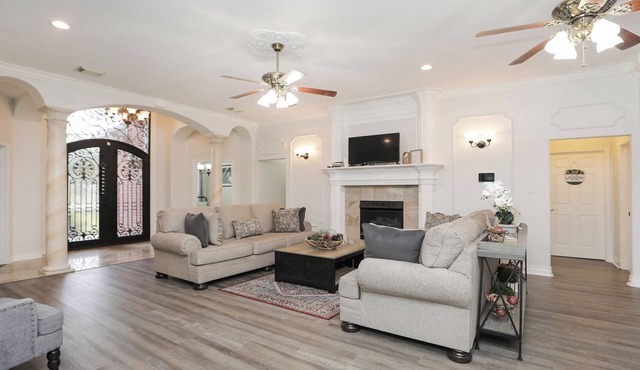 MAJOR INTERNATIONAL SPORTING EVENT Ready 8BR Home Near IAH & Stadium Sleeps 17 Spacious backyard for BBQ