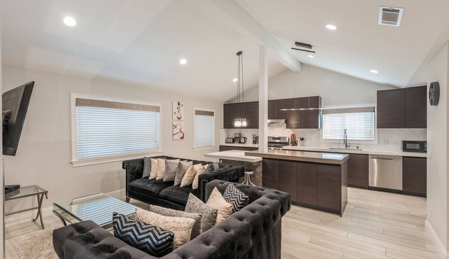 Five Bedroom Four Bath Upper Condo By The Beach with AC!
