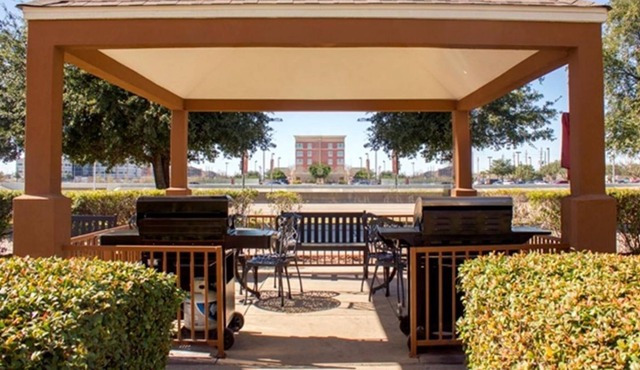 Four Spacious Units for Business Travel, Kitchen, Pool, Hot Tub