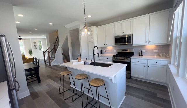 Four Story Queen City Retreat, Four Story Queen City Retreat! New! Walk to Downtown
