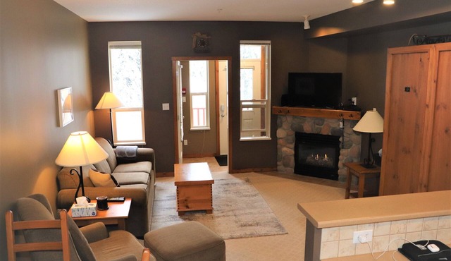 Fully Equipped Creekside Studio - pet friendly, close to trails, mudroom