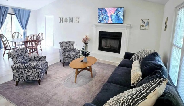 Fully Renovated Home 5 MIN to CLT Airport 14 MIN Downtown Sleeps 8