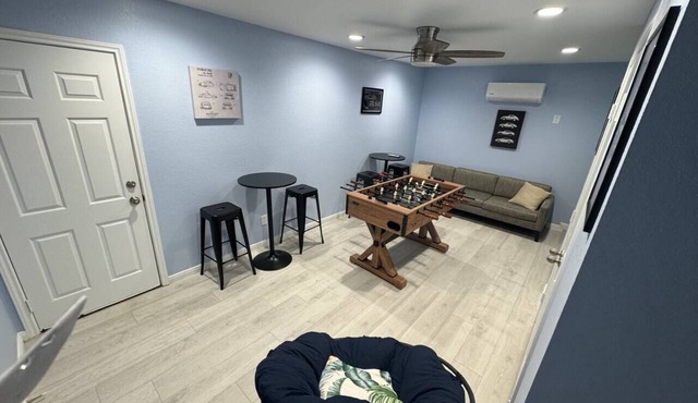 Fun Family Getaway Near Kemah Boardwalk, Game Room, BBQ Grill & Coastal Vibes!