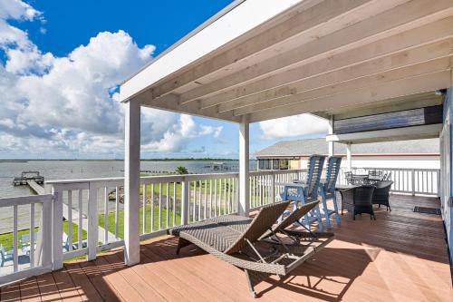 Galveston Bay Views & Pier! San Leon Gulf Getaway
