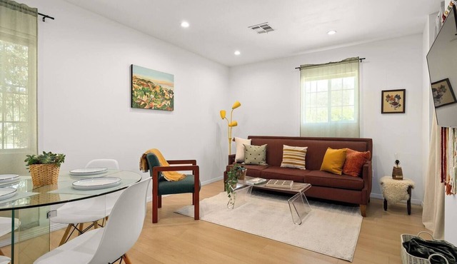 Gated Bungalow, 3BD, 2BTH, Park, Yard, Parking - Close to MAJOR INTERNATIONAL SPORTING EVENT Fan Zone, DTLA