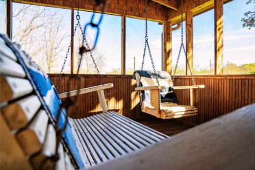 Goat-Tastic Retreat: Tub, Fire Pit, Porch & Pool