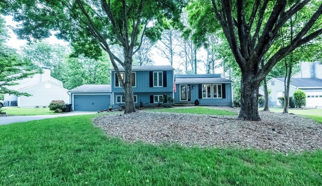 Gorgeous 3-bedroom house with 2nd living rooms in charming Roswell