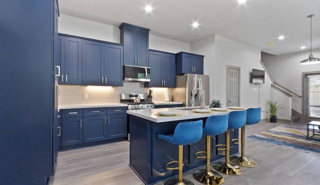 Gorgeous 3BR Home w/Private Yard & Garage