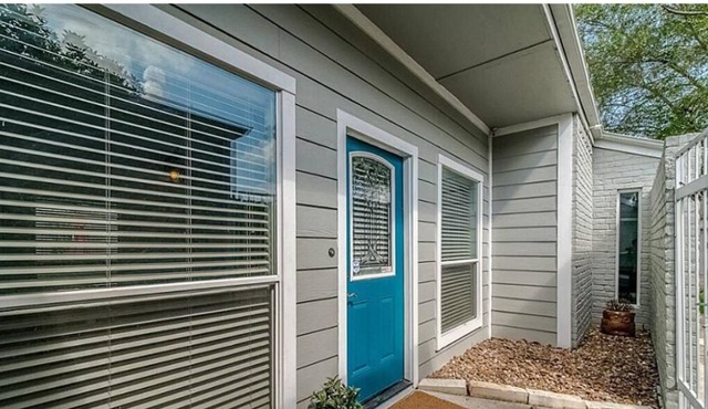 Gorgeous 4 bedroom 2 bath home near city center and galleria large backyard