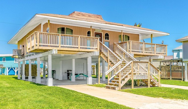 Gorgeous ocean view dog-friendly home - 250ft to beach!