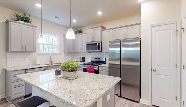 Gorgeous private home with hot tub, large yard & close to parks!