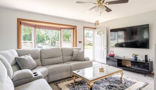 Gorgeous SMART Cozy Home - 3 BDR -Near Airport