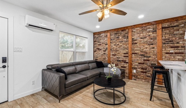 Great Location, near Coffee shops Pet-Friendly, 1BR | Museum District | Free Parking newly renovated