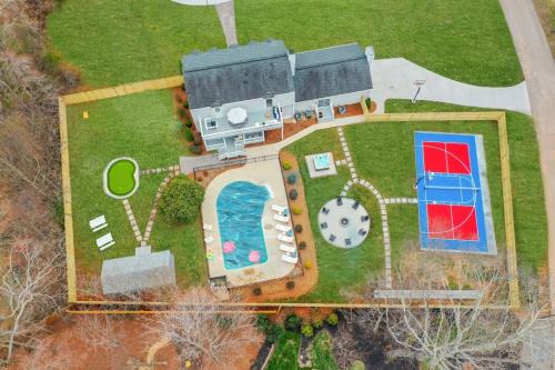 Greensboro Getaway Villa HotTub Pool FirePit Basketball Golf