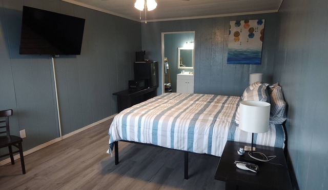 Ground Floor King Suite close to boat ramps.