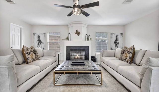 Gruene River Getaway - Large Luxury Modern Home - Walk to Historic Gruene