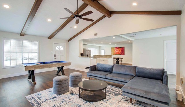 Heights Bungalow w/Huge Yard & Pool Table