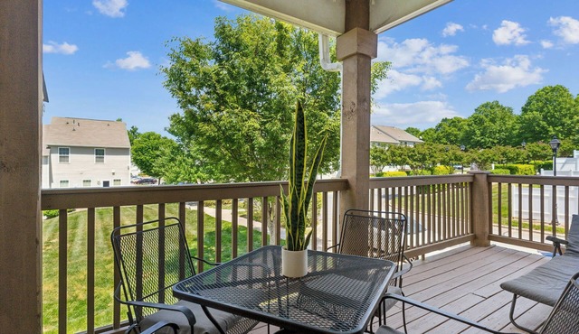 Highland Creek WFH Retreat - Condo + Garage + Deck