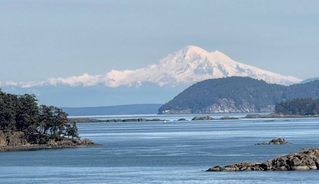 Hilltop Hideaway – Peaceful 2BR Suite, Near Beach Access and Mt. Baker Sunrises