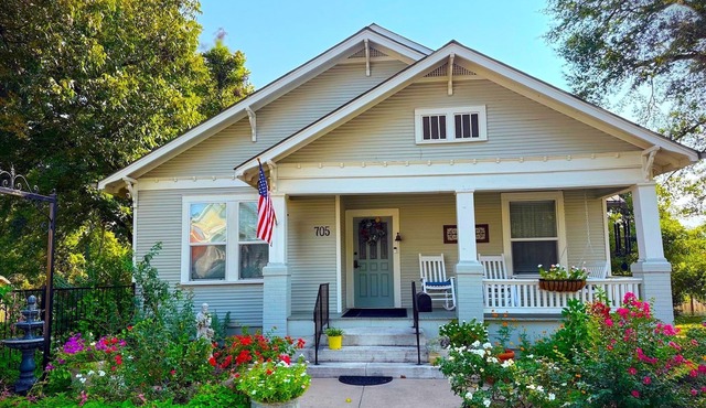 Historic, Downtown, Private Entrance and Full Bath
