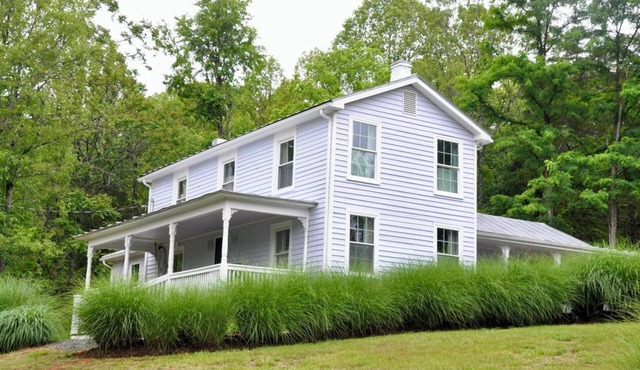 Historic Lilac Cottage - sleeps 8, firepit, nearby river access