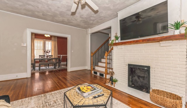 Historic Uptown Escape 4BR with Porch -Sleeps up to 10 people