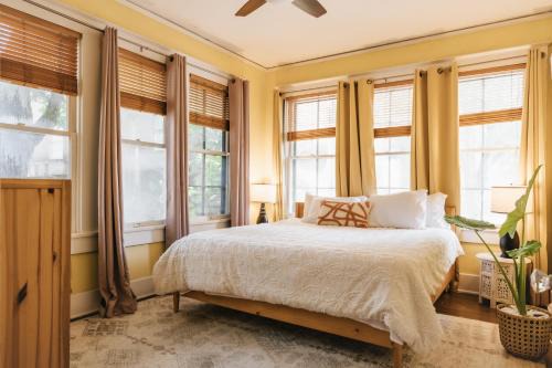 Historic Victorian Gem near UT Campus Ideal for Football Events with Free Parking