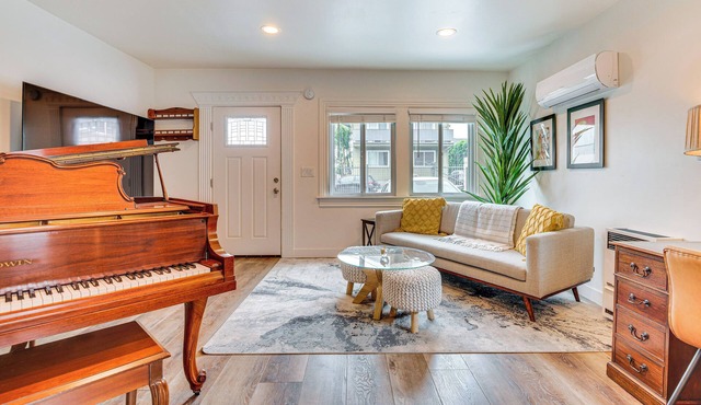 Home 1 Mi to DTLA: Room to Work & Relax!