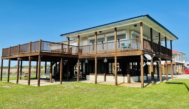 Hooked On Calcasieu - Waterfront Peninsula Lake House