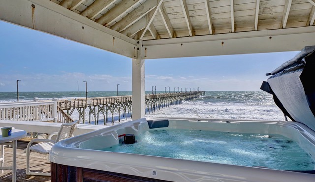 Hot Tub, BeachFront, Island Center, Walk to Restaurants