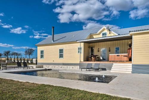 Hot Tub & Game Room! Family Schulenburg Retreat