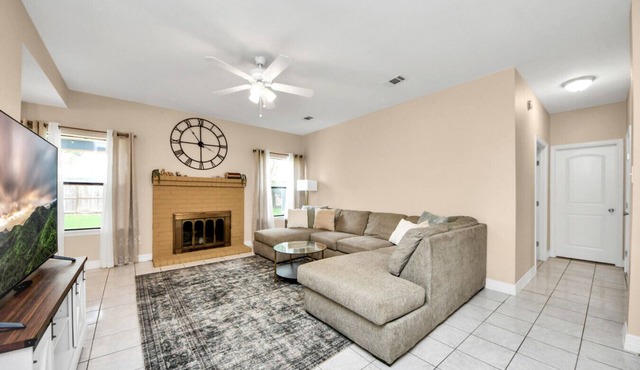 Houston 4BR Retreat | King Bed Fast WiFi