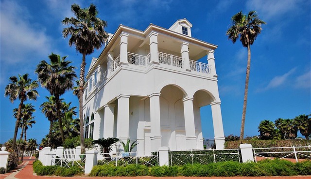 Incredible Beach House with Pool! Short safe walk to the beach, Family Area
