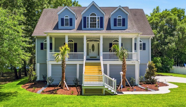 Intracoastal home with dock & lift