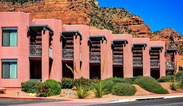 Inviting Sedona Studio w/Kitchenette, BBQ Area & Poolside Fun